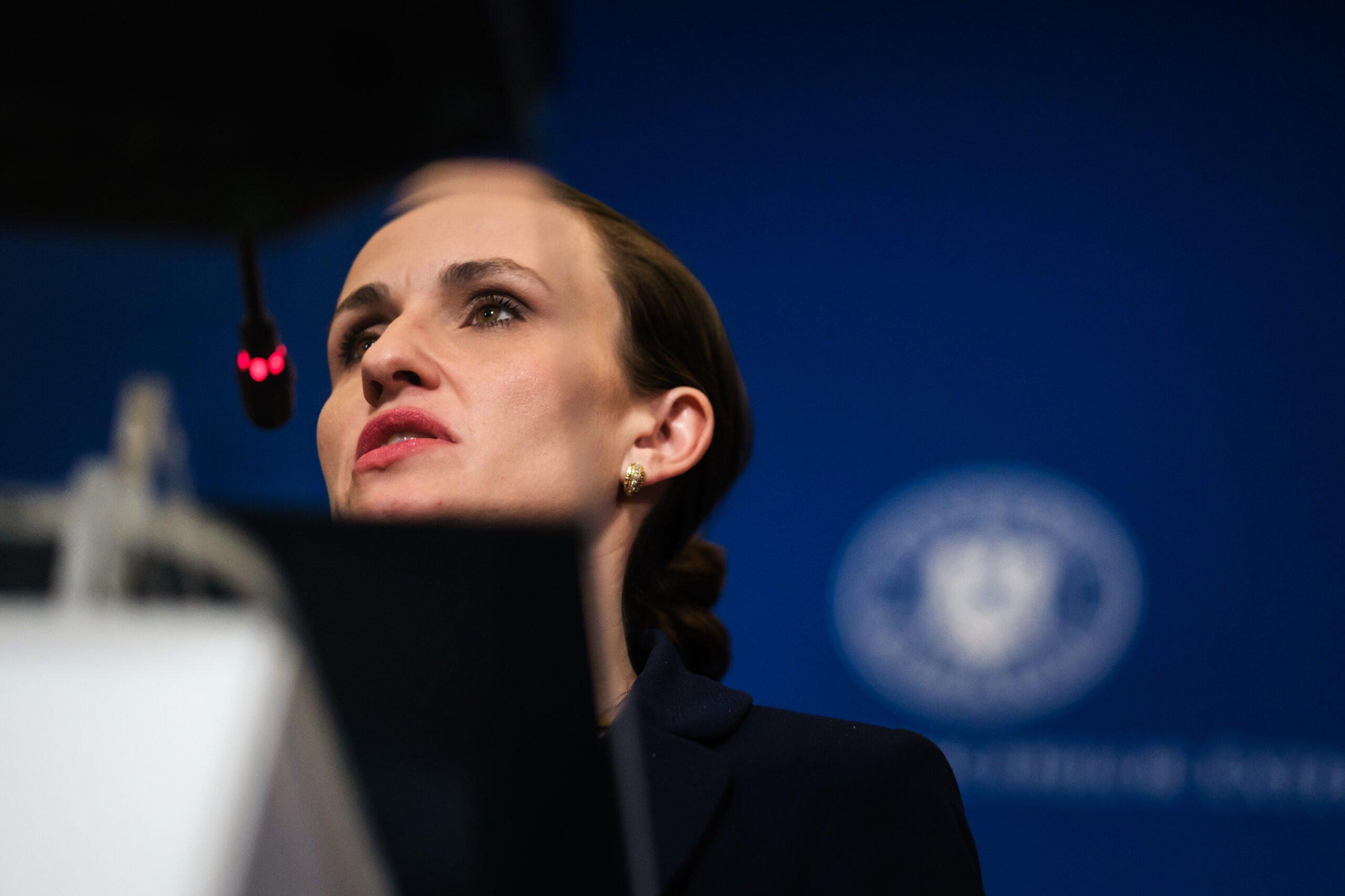 Acuzații grave la adresa ministrului român de Externe, Oana Țoiu, în contextul deportării unui minor din Emiratele Arabe Unite Un recent incident în care în centrul atenției se află ministrul român de Externe, Oana Țoiu, ridică semne de întrebare asupra modului în care conducerile diplomatice gestionează cazurile de minori români aflați în situații speciale în afara țării