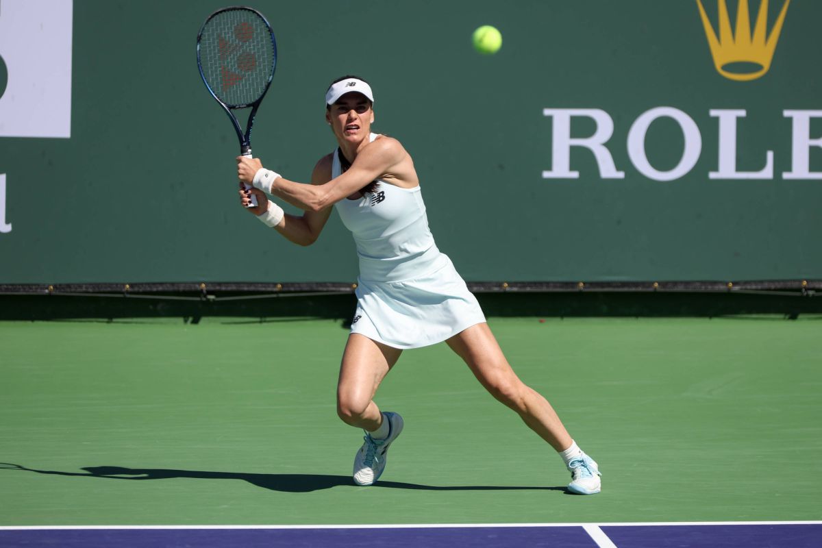 Sorana Cîrstea a început cu emoții meciul din turul al doilea al Miami Open împotriva tinerei Linda Noskova, dar a reușit să treacă peste momentele dificile cu o determinare deosebită, obținând prima victorie din această întâlnire, scor 1-0 în startul confruntării