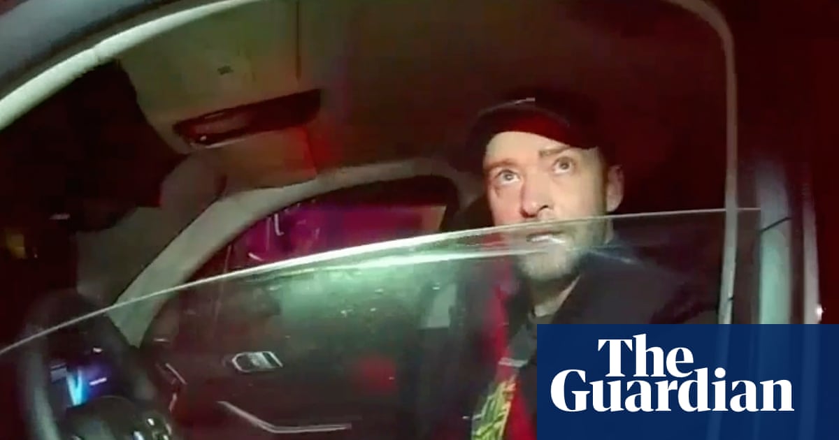 Justin Timberlake, fost membru al trupei NSYNC și un artist de solo de succes, a fost implicat într-un incident cu poliția în Hamptons în luna iunie 2024, eveniment recent devenit public după difuzarea unor înregistrări video