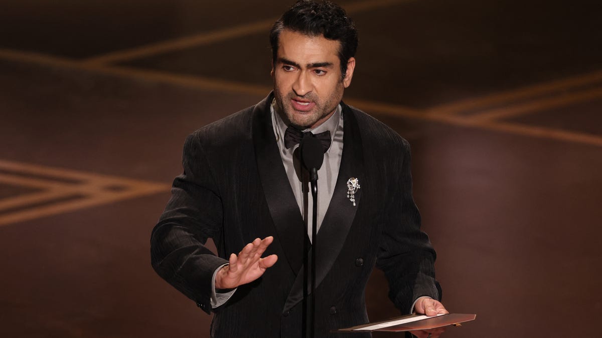 La camerele de filmat și pe scena Oscarurilor din acest an s-a scris o pagină inedită în istoria evenimentului, marcând o premieră: un egal în miezul serii, la categoria scurtmetraje