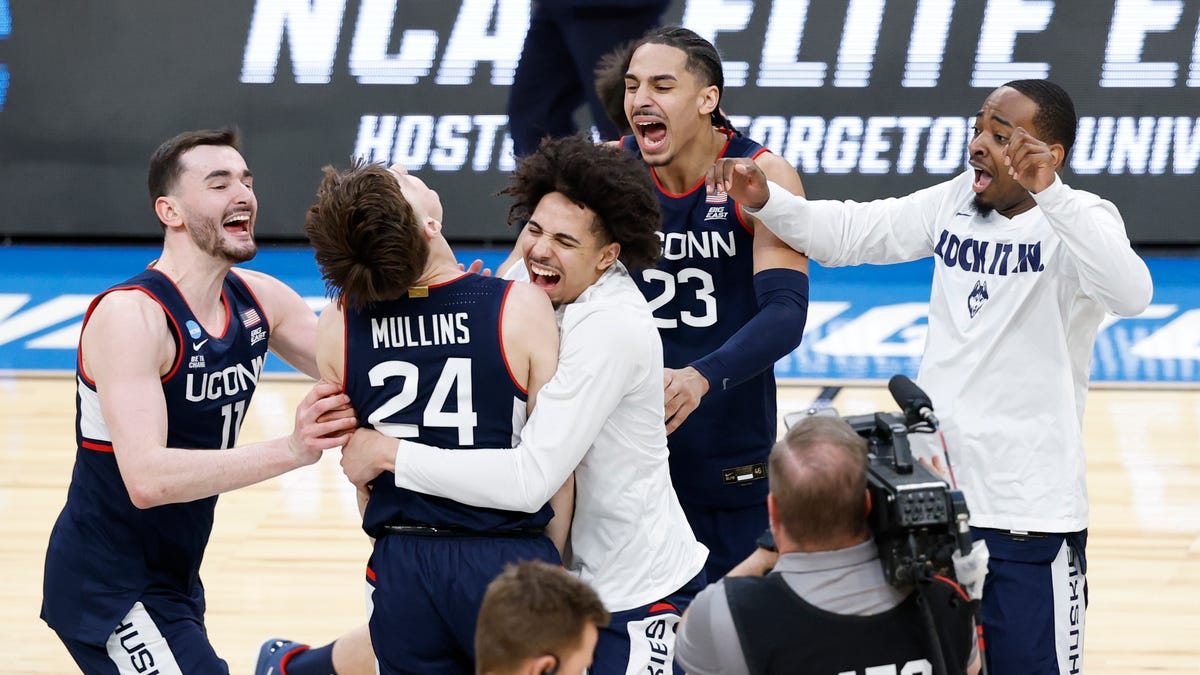 UConn a reușit o miracol în ultimele secunde ale meciului contra Duke, învingându-i pe topul general al turneului NCAA în unul dintre cele mai spectaculoase meciuri ale March Madness din ultimii ani