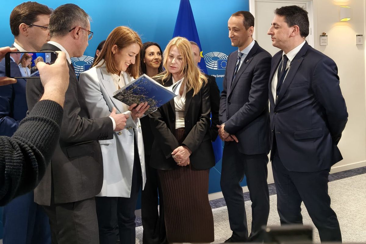 Nadia Comăneci în vizită la Bruxelles: simbolul gimnasticii românești marchează Anul Nadia Comăneci cu o serie de evenimente istorice în Europa Nadia Comăneci, legenda gimnasticii mondiale și simbol al României, a pășit pentru prima dată în sediul Parlamentului European, marcând astfel începutul celei de-a doua zile a vizitei sale de trei zile la Bruxelles