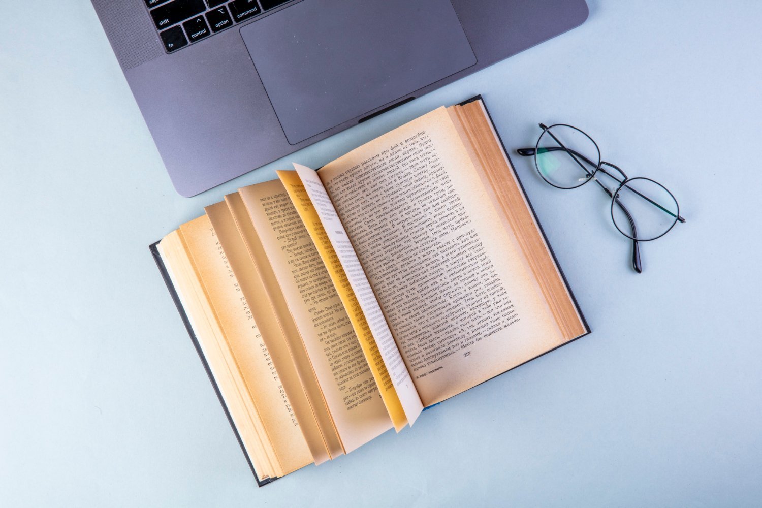 Librăriile online din România au primit o inovație care promite să schimbe radical interacțiunea dintre cititori și catalogul imens de titluri: Cotor, primul librar virtual inteligent din țară