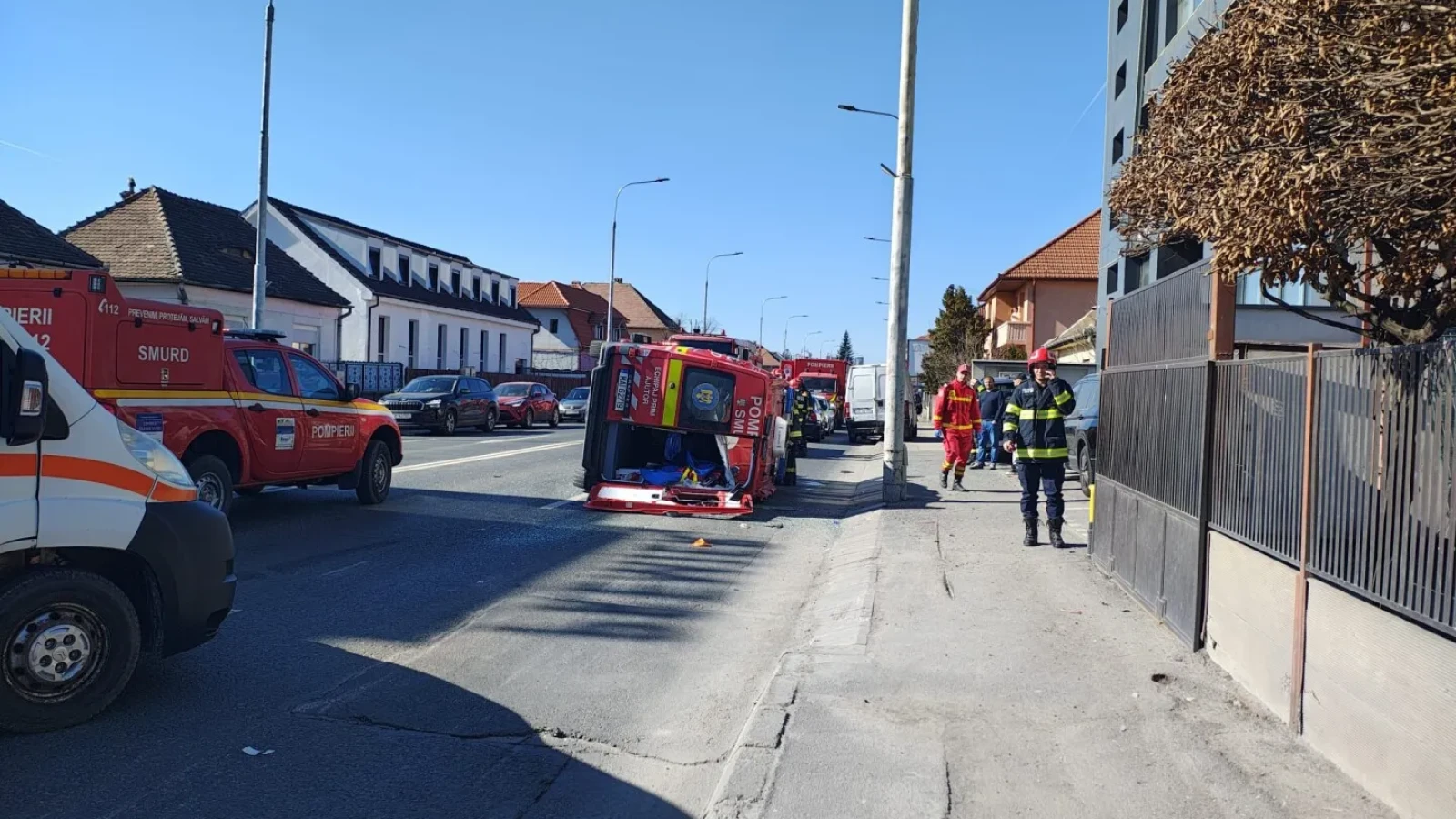 O ambulanță SMURD, cu șase persoane la bord, a fost implicată într-un accident grav sâmbătă dimineață pe unul dintre cele mai circulate bulevarde din Sibiu, fapt ce a dus la activarea Planului Roșu de Intervenție