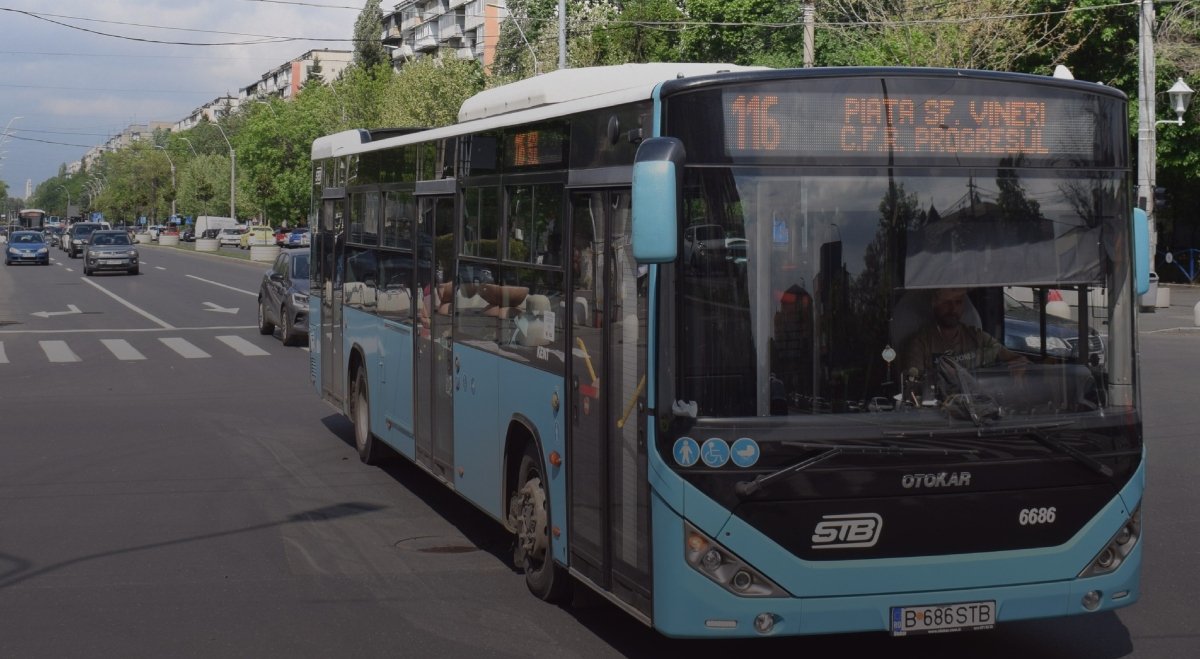 Trei autobuze opresc de vineri în stația nouă de la Piața Eroii Revoluției, legată de M2