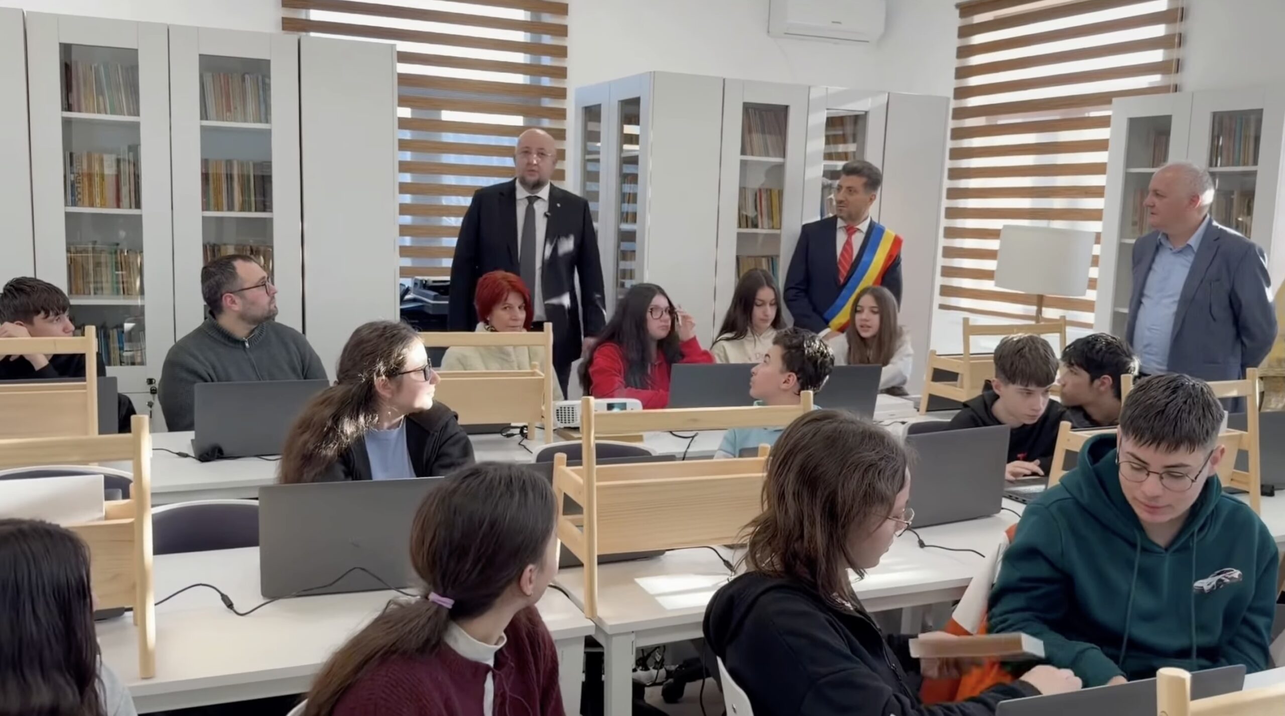 Guşoeni pune județul Vâlcea pe harta digitală a culturii și educației Comuna vâlceană Guşoeni face pași importanți spre modernizare și dezvoltare culturală, odată cu inaugurarea unui nou centru de library digitalizată, o investiție de aproape 280.000 de euro care aduce un suflu nou vieții comunității locale