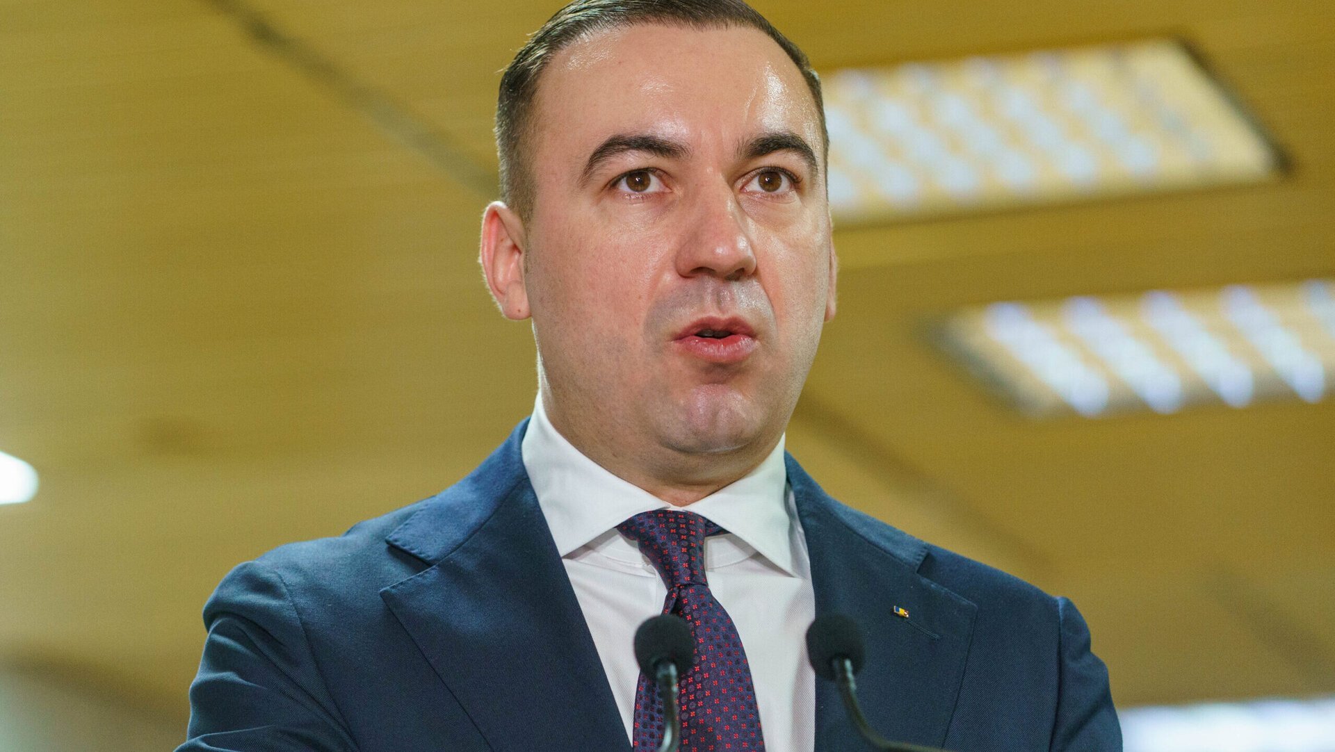 Statul român are în față o serie de opțiuni pentru gestionarea prețurilor la carburanți, în contextul actualelor tensiuni din Orientul Mijlociu și creșterii accelerate a cotațiilor petrolului pe piețele internaționale