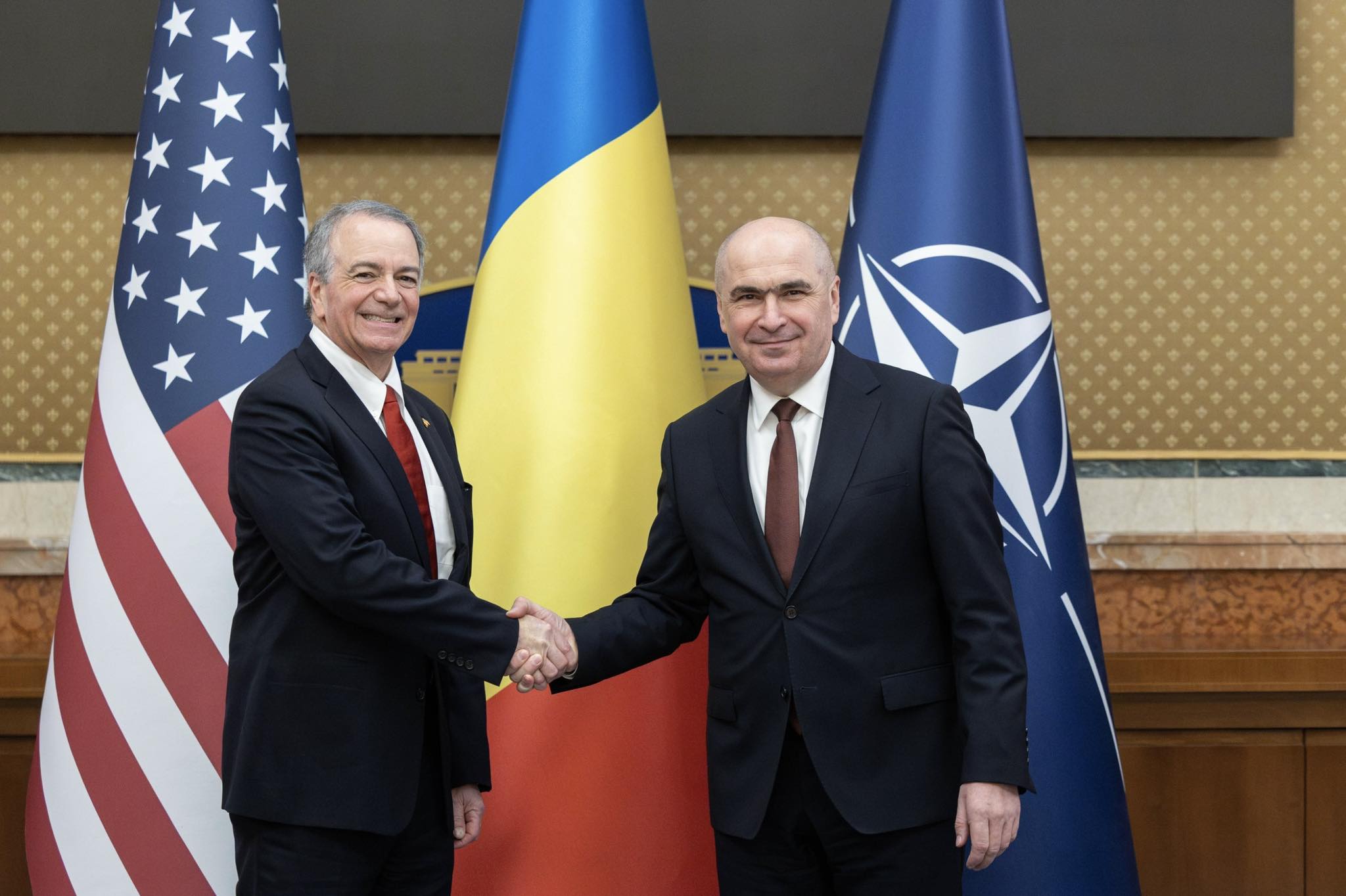 România și Statele Unite își reafirmă parteneriatul strategic în contextul noilor provocări geopolitice Prim-ministrul Ilie Bolojan a primit joi, la Palatul Victoria, vizita oficială a noului ambasador al Statelor Unite în România, Darryl Nirenberg, într-un moment în care relațiile dintre cele două țări se află pe o pantă ascendentă, în contextul fragmentării geopolitice accentuate de războiul din Ucraina și de evoluțiile din regiunea Mării Negre
