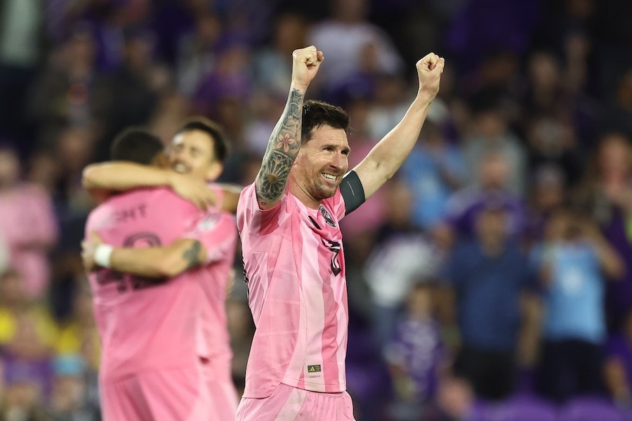 Fanii îl urmăresc pe Messi peste tot, iar incidentele de pe teren devin tot mai frecvente în ultimii ani Lionel Messi, legendarul fotbalist argentinian, atrage o atenție aproape obsesivă din partea fanilor, iar evenimentele recente din Puerto Rico și Baltimore au readus în lumina reflectoarelor fenomenul fanatismului extrem