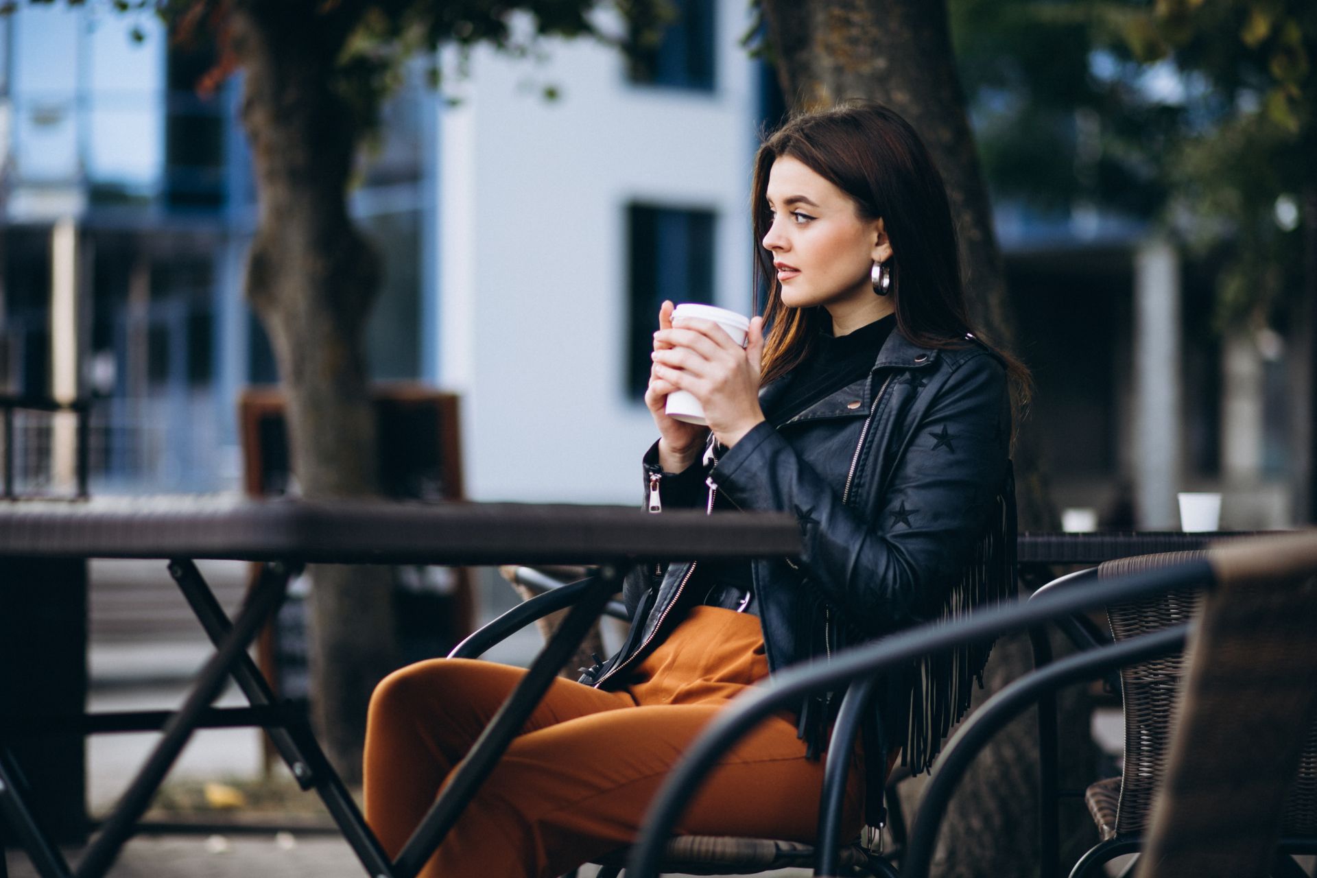 Cercetători de la Universitatea Texas A&M au făcut un pas uriaș în domeniul medicinei personalizate, transformând un gest cotidian – consumul de cafea – într-un posibil comutator pentru terapii genetice avansate