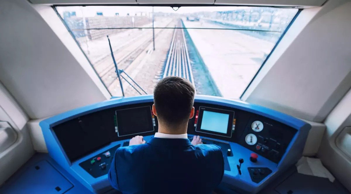 Cât costă să devii mecanic de locomotivă și ce salarii poți obține la CFR A deveni mecanic de locomotivă reprezintă pentru mulți tineri o oportunitate de carieră stabilă și bine plătită, mai ales în contextul în care sectorul feroviar traversează o fază de revitalizare și modernizare în România