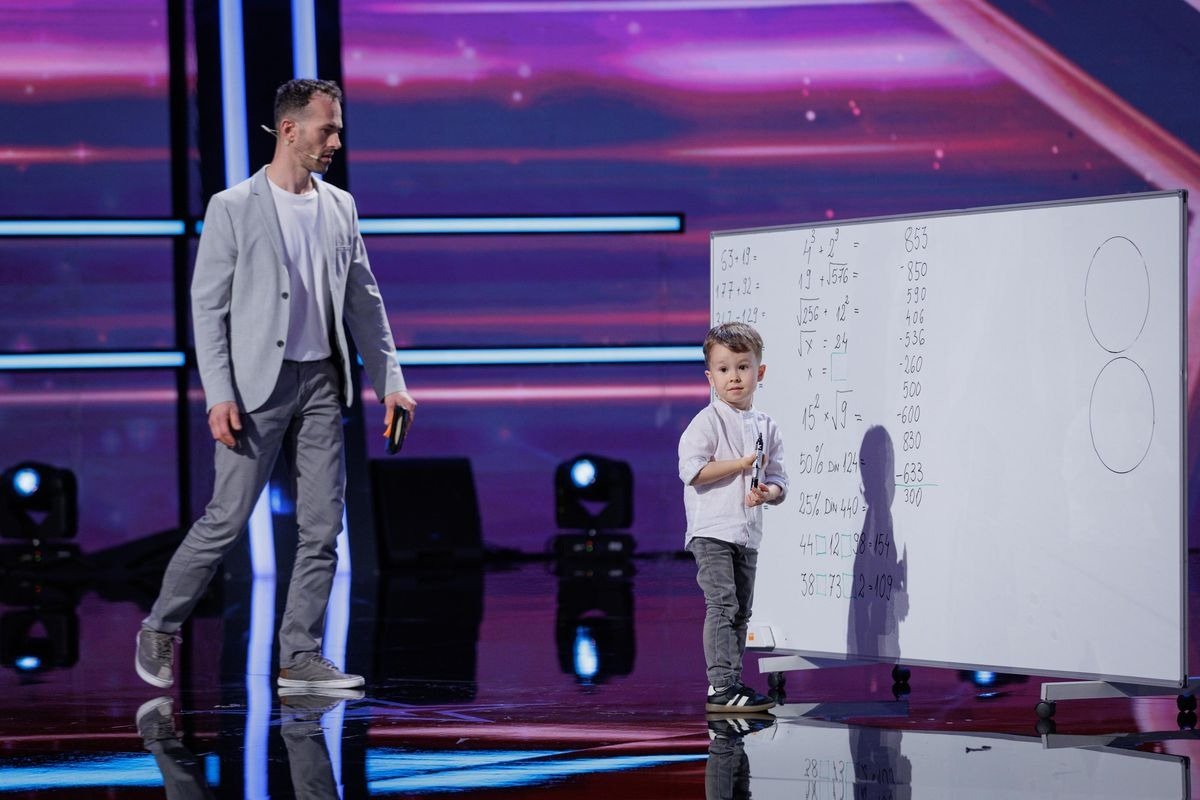 Albert Pascotescu, copilul minune care a rupt scena „Românii au talent” cu o rapiditate ieșită din comun Momente surpriză și emoție intensă au marcat ediția recentă a emisiunii „Românii au talent”, când pe scenă a urcat un copil cu vârsta de aproape cinci ani, ale cărui abilități întrec și cele ale unor adulți cu experiență