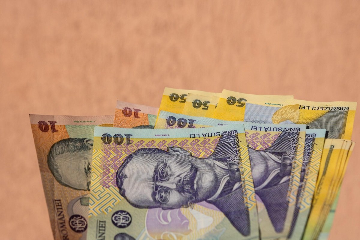 Pensionarii din România se pregătesc pentru un sprijin financiar suplimentar înainte de sărbătorile pascale din 2026, în contextul în care Guvernul anunță pentru anul viitor un ajutor de minim 100 de lei, destinat celor cu pensii mai mici, pentru a-i ajuta să treacă mai ușor peste perioada festivă