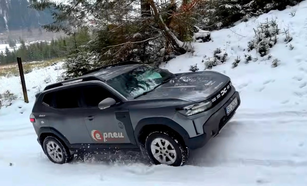 Dacia Duster 4×4 testează limitele pe zăpada din Carpați, confruntându-se cu legende ale off-road-ului japonez Conducătorii pasionați de mașini și aventură au avut ocazia să analizeze în ultimele zile performanțele modelului Dacia Duster în condiții extreme, în inima munților Carpați