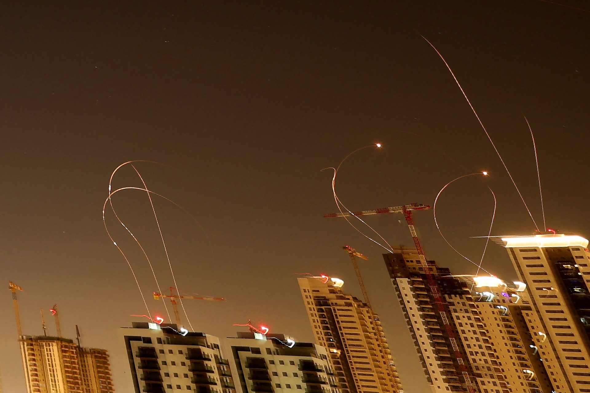 Iranul a lansat mai multe valuri de rachete asupra Israelului, declanșând sirene de raid aerian în mai multe zone din țară, inclusiv în Tel Aviv, unde exploziile s-au auzit în urma interceptărilor
