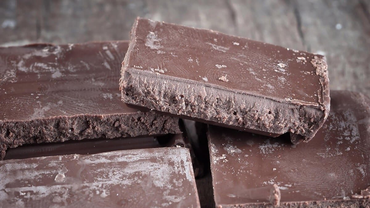 Stratul alb pe ciocolată: semn de deteriorare sau sigur de consum?