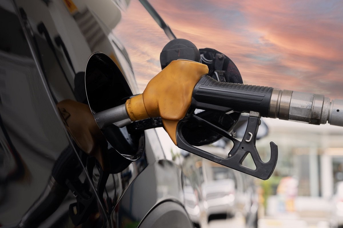 După o scumpire bruscă ce a lovit piața carburanților în ultimele 24 de ore, românii care se grăbesc să umple rezervorul devin tot mai interesați de unde pot găsi cele mai accesibile prețuri