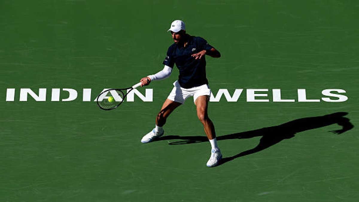 Novak Djokovic trece cu greu în turul al doilea la Indian Wells, după un meci tensionat cu Aleksandar Kovacevic Novak Djokovic a avansat în turul al doilea al turneului de la Indian Wells, dar parcursul său nu a fost lipsit de tensiuni și emoții