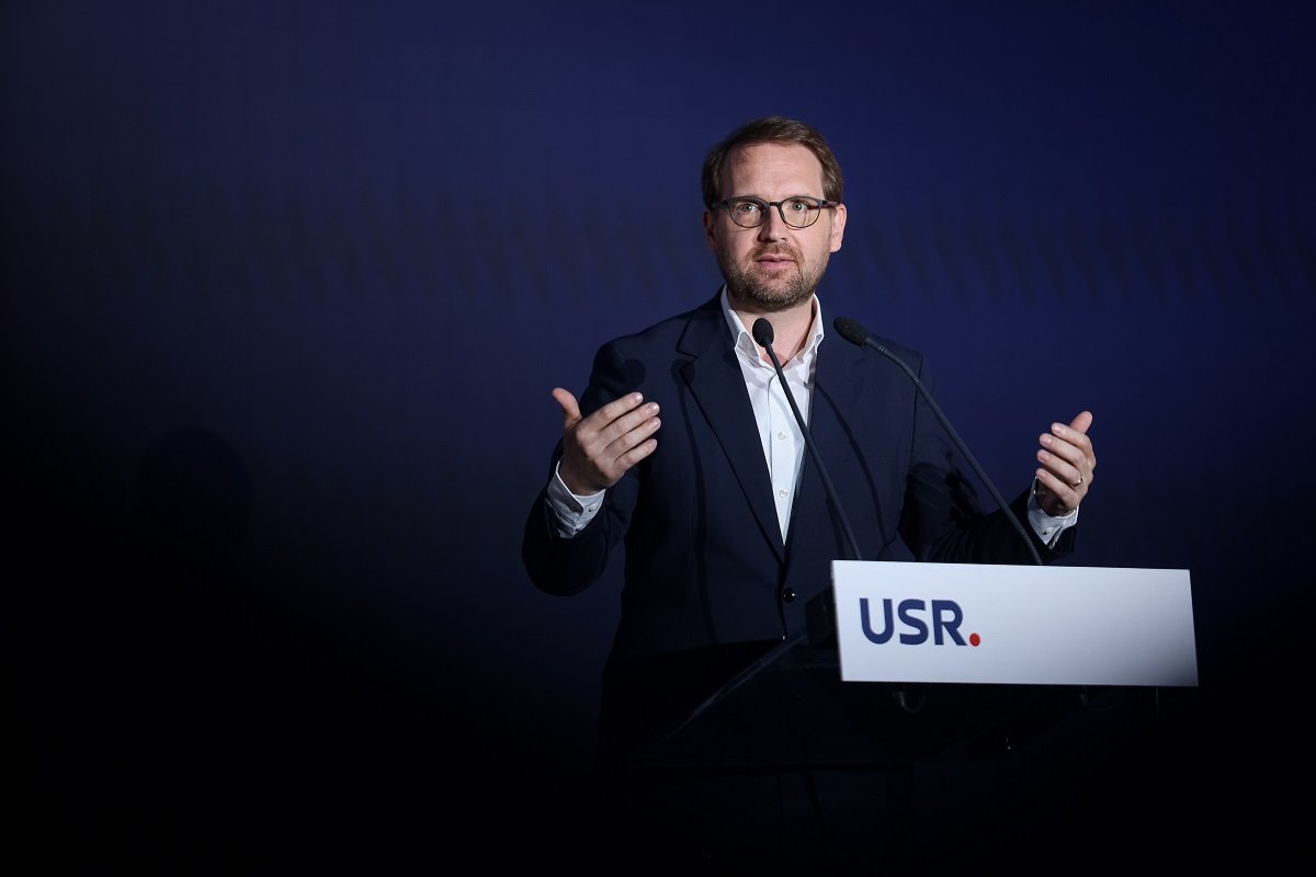 Liderul USR, Dominic Fritz, critică vehement protestele și reacțiile extreme din ultima vreme din partea unor politicieni, acuzându-i că încearcă să deturneze discuțiile legate de politica de apărare a României și de prezența forțelor americane pe teritoriul național