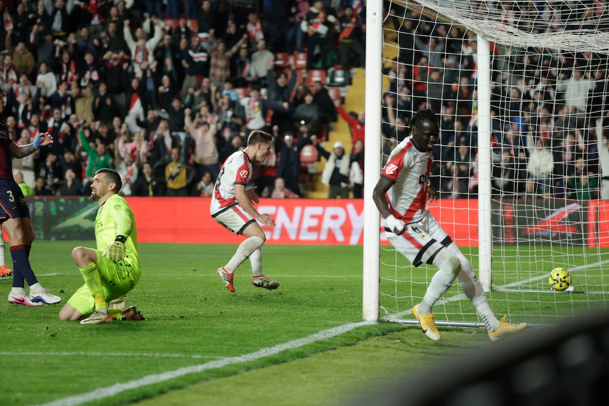 El Levante se deja dos puntos de oro en Vallecas ante un Rayo con diez | Fútbol | Deportes