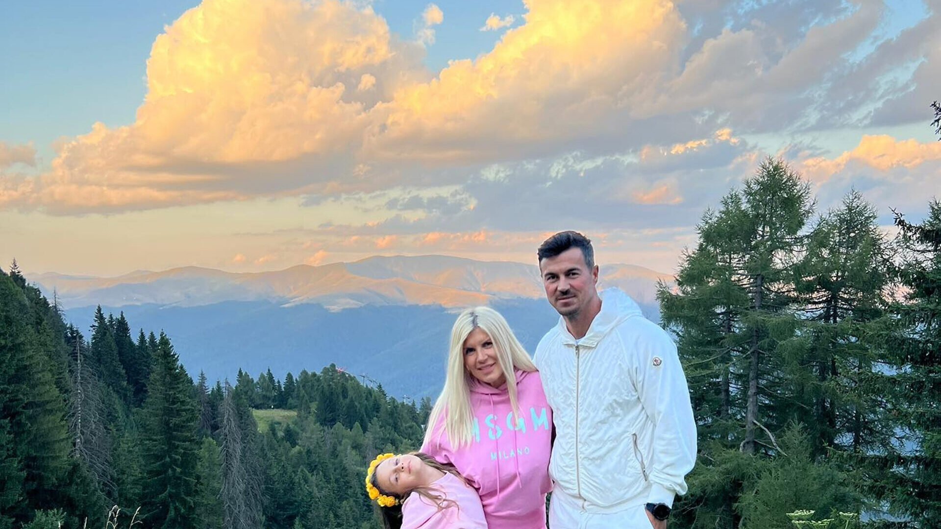 Elena Udrea, fost politican de rang înalt și o personalitate mediatică frecvent urmărită în România, a reușit să stârnească un val de emoție pe rețelele sociale după ce a publicat o fotografie în care apare alături de fiica sa, Eva
