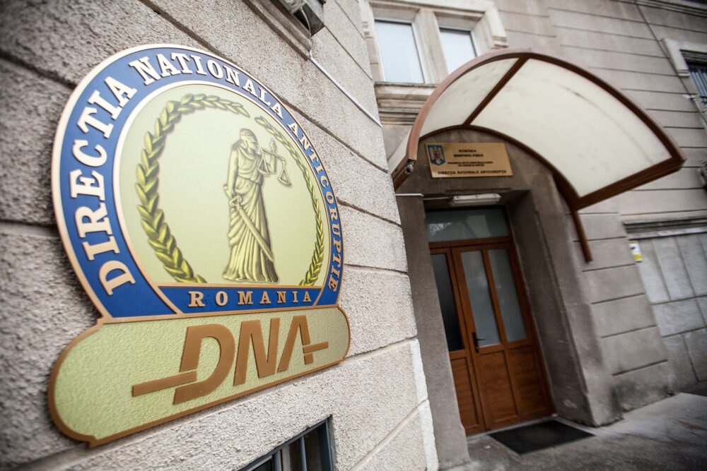 Doi funcționari de rang înalt din cadrul Direcției Generale Regionale a Finanțelor Publice București au fost plasați oficial sub control judiciar pentru o perioadă de 60 de zile, într-un dosar care zguduie universul fiscal și administrativ al capitaliei