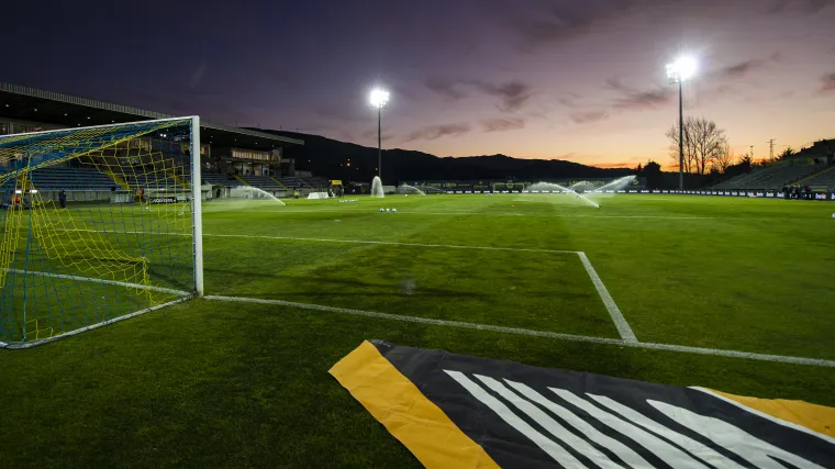 Arouca și Benfica se vor înfrunta sâmbătă, într-un meci din cadrul celei de-a 26-a etape a campionatului portughez, într-o dispută care promite să fie de interes atât pentru fanii localnici, cât și pentru pasionații de fotbal din întreaga lume