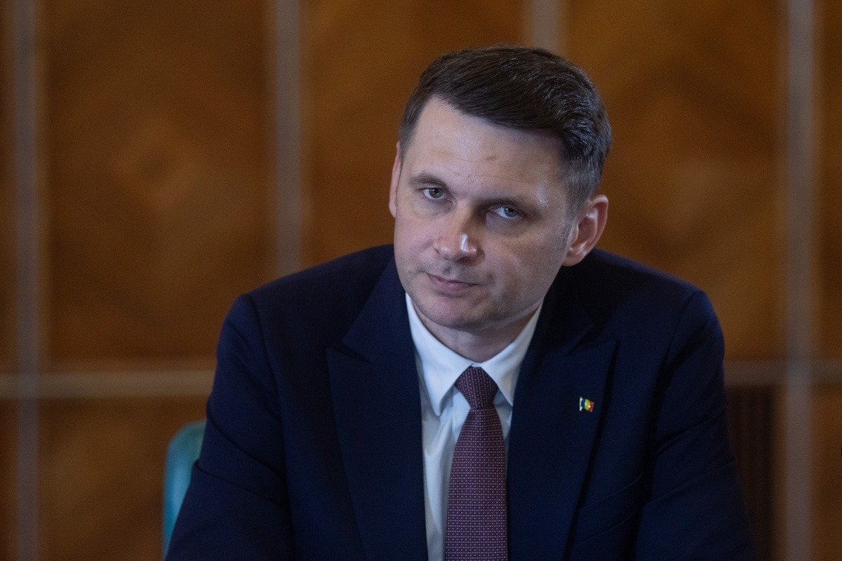 Președintele Senatului respinge influența PSD în deciziile PNL legate de guvernare Președintele Senatului, Mircea Abrudean, a venit cu clarificări esențiale în contextul tensiunilor din scena politică românească, afirmând că PNL nu permite nici PSD, nici alte partide, să stabilească direcțiile politice ale formațiunii în ceea ce privește numirea și activitatea premierilor sau alte decizii interne