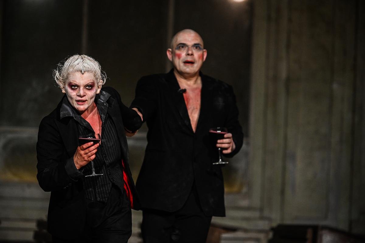 Spectacolul „Faust” al Teatrului Radu Stanca din Sibiu, un reper cultural ce a cucerit publicul timp de aproape două decenii, revine pe scena pentru o serie de 12 reprezentații