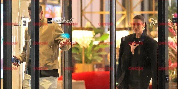 Fostul atacant golgheter de la FCSB, Bogdan Stancu, a fost surprins în compania unei prezentatoare TV, Alexandra Popescu, la doar câteva zile după ce a marcat recent titluri de presă în contextul unor speculații despre viața sa personală