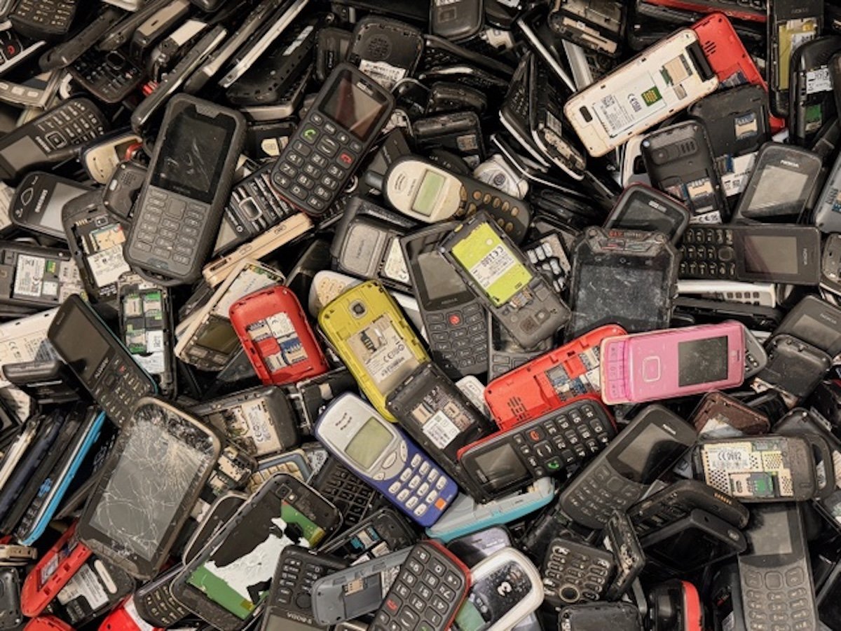 Românii păstrează în sertare milioane de telefoane vechi, iar această obicei este mai răspândit decât s-ar putea crede