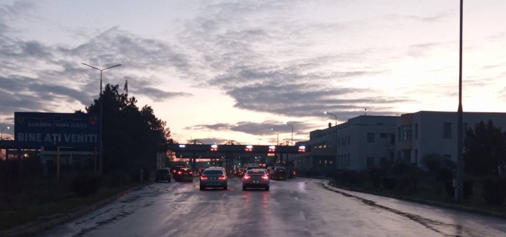 Un nou punct de trecere a frontierei între România și Moldova, inclus în acordul bilateral Guvernul României a luat o decizie crucială pentru consolidarea legăturilor transfrontaliere cu Republica Moldova, aprobând joi în ședința sa un memorandum care include oficial punctul rutier Ungheni – Ungheni în cadrul acordului bilateral privind trecerile de frontieră