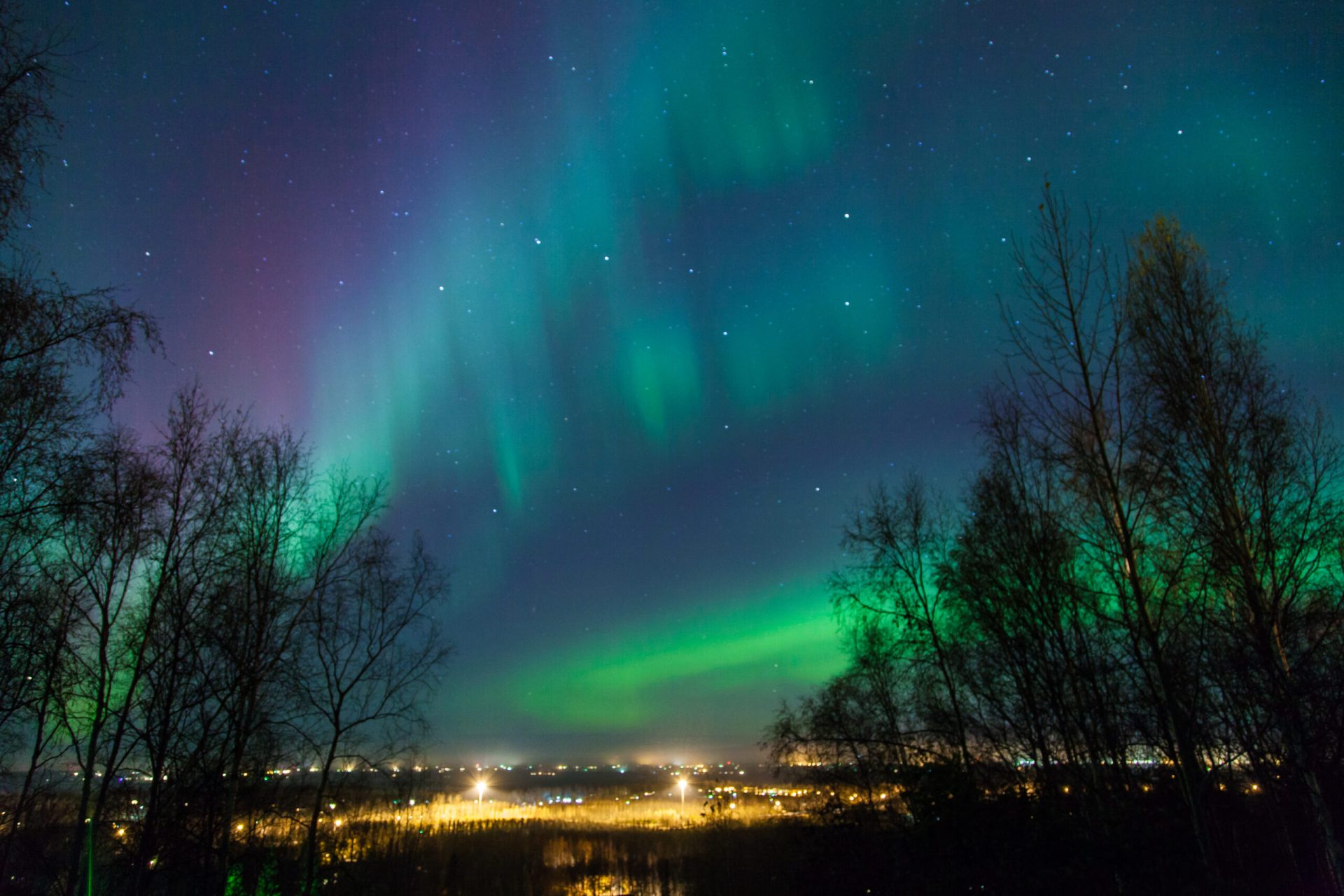 Ce e furtuna geomagnetică anunțată în partea noastră de lume în următoarele zile. Partea bună e cu minunata auroră boreală. Care-s părțile posibil proaste •