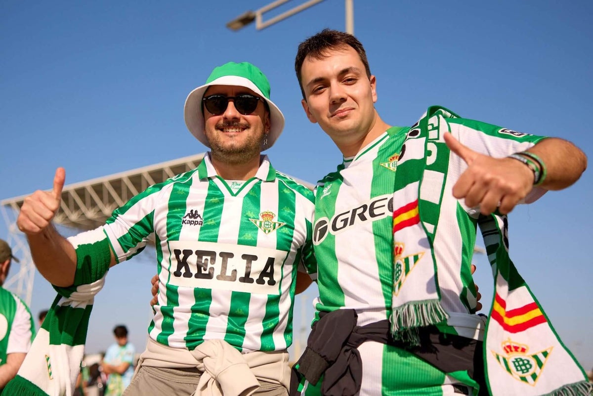 Liga Spaniei revine în trendul retro, cu weekend dedicat modei și istoriei fotbalului Pentru weekend-ul 10-13 aprilie, La Liga promite o incursiune în trecut, oferind fanilor o experiență inedită, cu echipe și arbitri purtând echipamente vintage