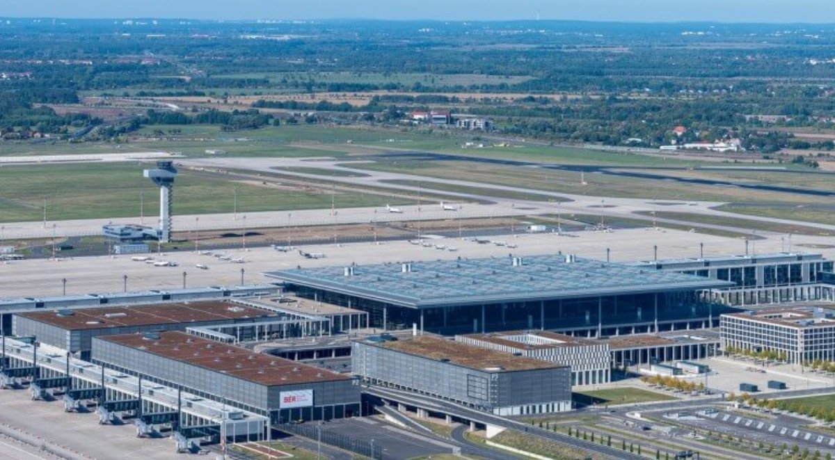 Aeroportul Internațional Berlin-Brandenburg a suspendat toate zborurile programate pentru ziua de miercuri, 18 martie 2026, ca urmare a unui protest declanșat de sindicatul Verdi