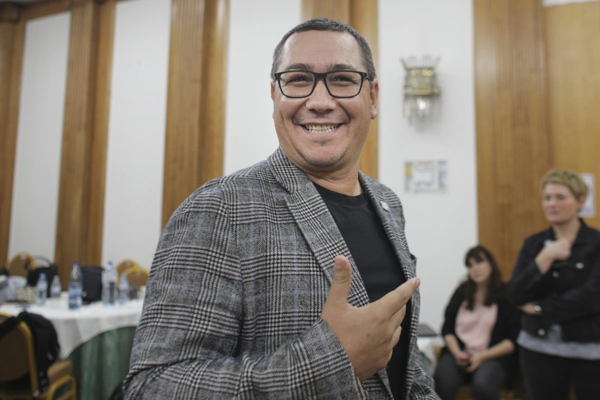 USR și PSD în centrul unui nou scandal politic: acuzații privind intervenții și control la Ministerul Afacerilor Externe Luni seara, scena politică românească s-a încălzit din nou, după declarațiile făcute de liderul USR, Dominic Fritz, referitoare la ultimele acuzații ale PSD privind o posibilă intervenție a Guvernului în activitatea Ministerului Afacerilor Externe