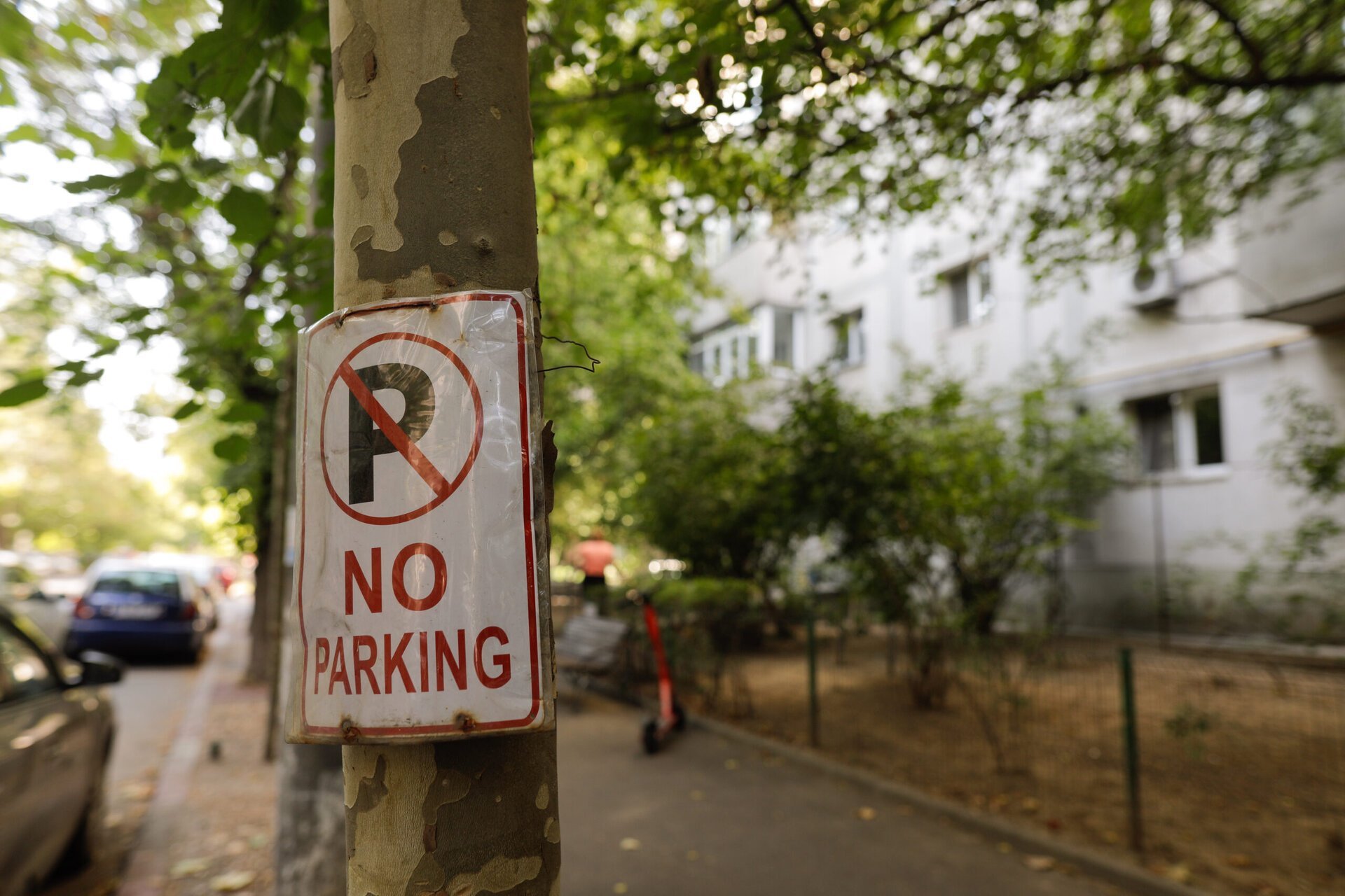Poliția Locală Sector 1 a intensificat recent controalele împotriva celor care încearcă să își rezervă ilegal locuri de parcare prin amplasarea de obstacole improvizate