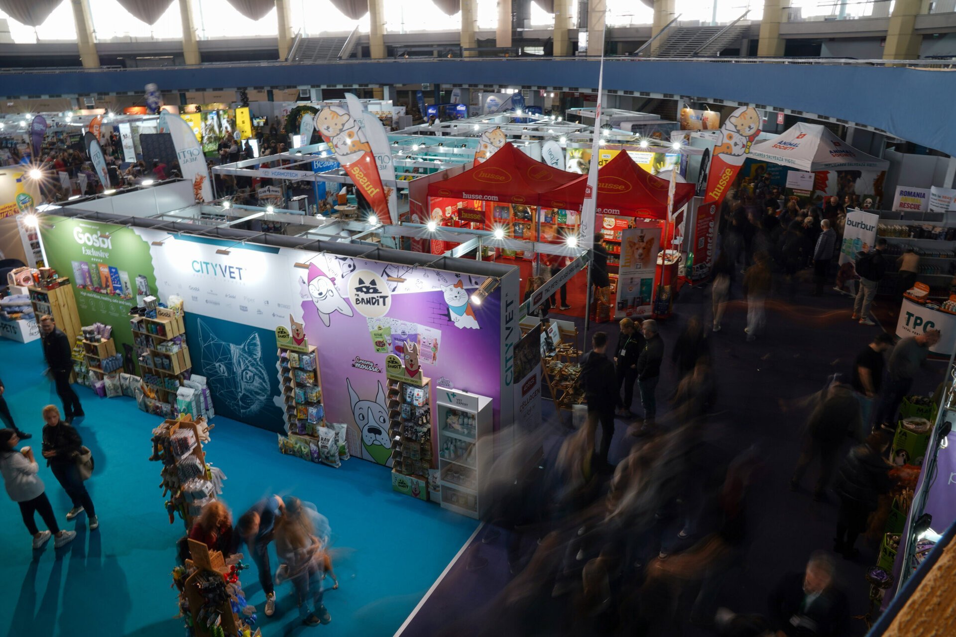 PetExpo 2026 aduce la București un weekend plin de surprize pentru iubitorii de animale de companie După o pauză de doi ani cauzată de pandemie, cel mai mare eveniment dedicat animalelor de companie din România revine cu forțe proaspete în capitală, promițând un final de săptămână plin de activități și noutăți pentru pasionații de feline, canine, reptile și alte speciile exotic