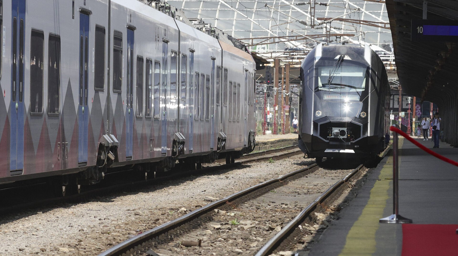Un incident feroviar de amploare a perturbat grav traficul pe ruta Pitești – București, generând întârzieri spectaculoase și reluând discuțiile despre starea infrastructurii și a materialului rulant din rețeaua feroviară națională