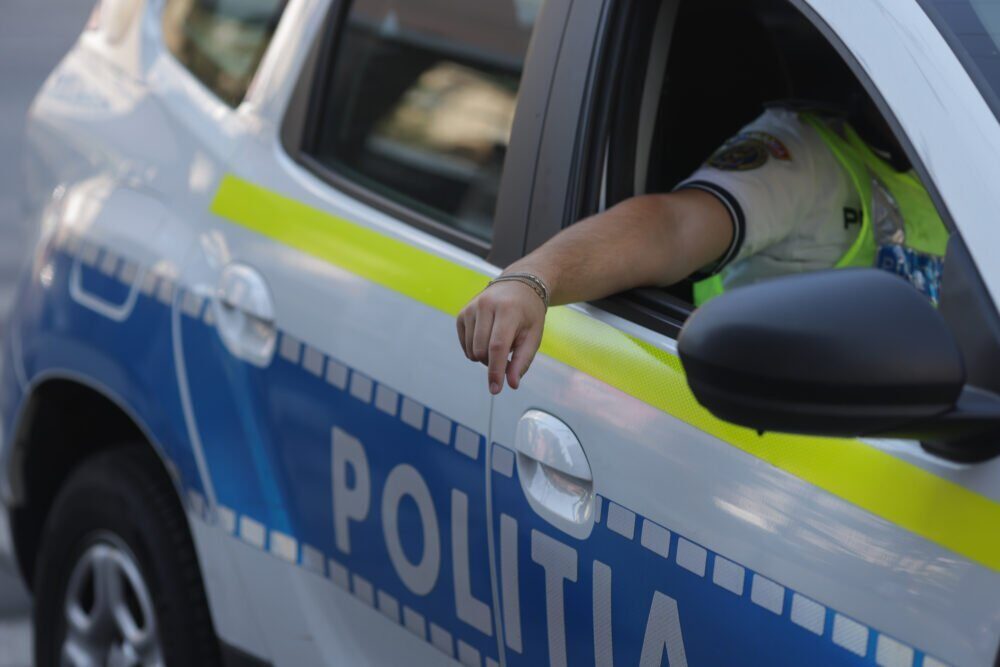 Trafic blocat temporar pe Șoseaua Mihai Bravu din cauza unei surpări de asfalt Situație de urgență în București după ce o porțiune din asfaltul de pe Șoseaua Mihai Bravu s-a surpat, impunând restricții de trafic pe un tronson foarte circulat