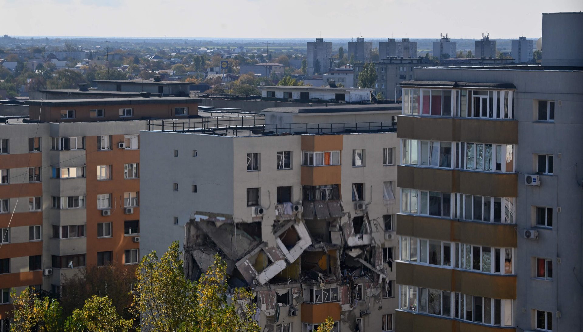 Prețul lucrărilor pentru blocul din Rahova a crescut după neparticiparea firmelor la licitație; Primăria analizează demolarea