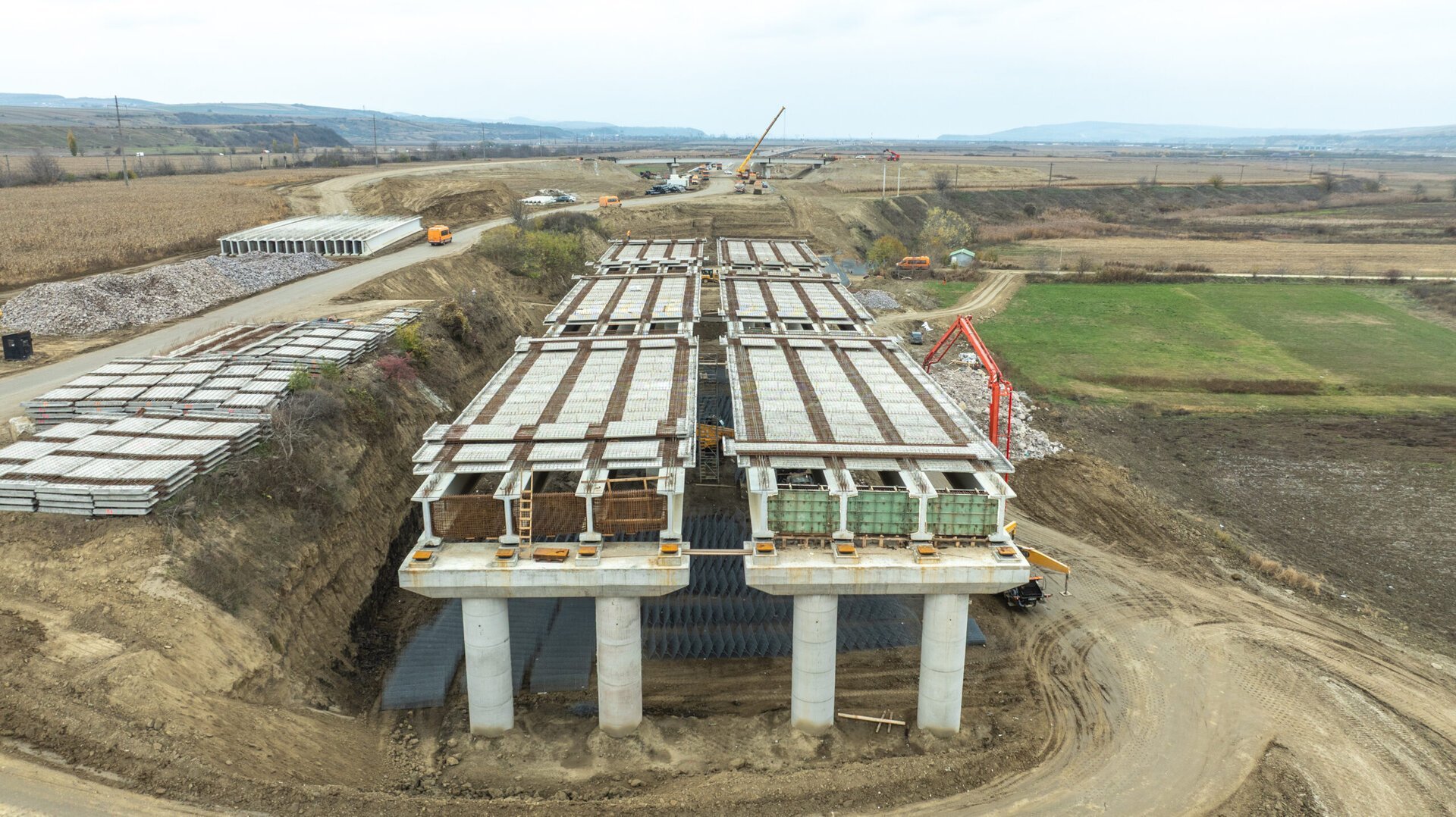 Șantierul autostrăzii spre Bacău avansează chiar și pe timp de iarnă Lucrările la Autostrada Moldovei, parte a viitoarei Autostrăzi A7, continuă cu un avânt surprinzător, chiar și în condiții meteorologice nefavorabile
