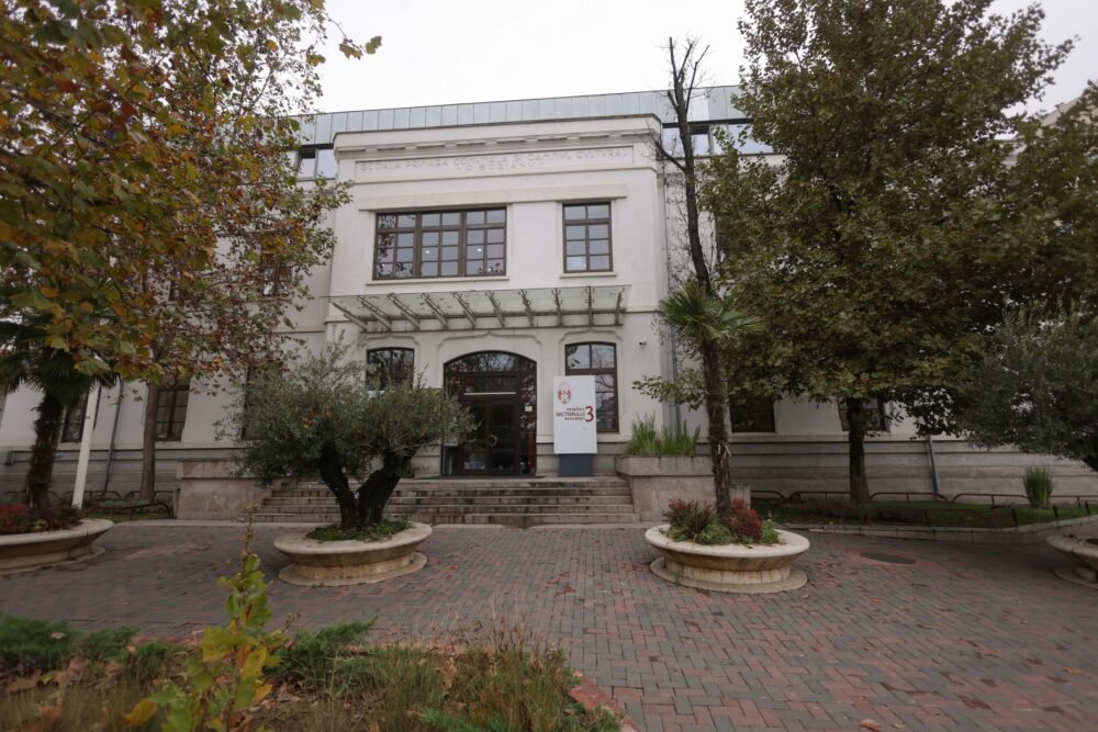 Primăria Sectorului 3 intenționează să facă economii importante prin restructurarea organigramei Direcției de Evidență a Persoanelor, planificată pentru ședința de Consiliu Local de miercuri, 25 martie