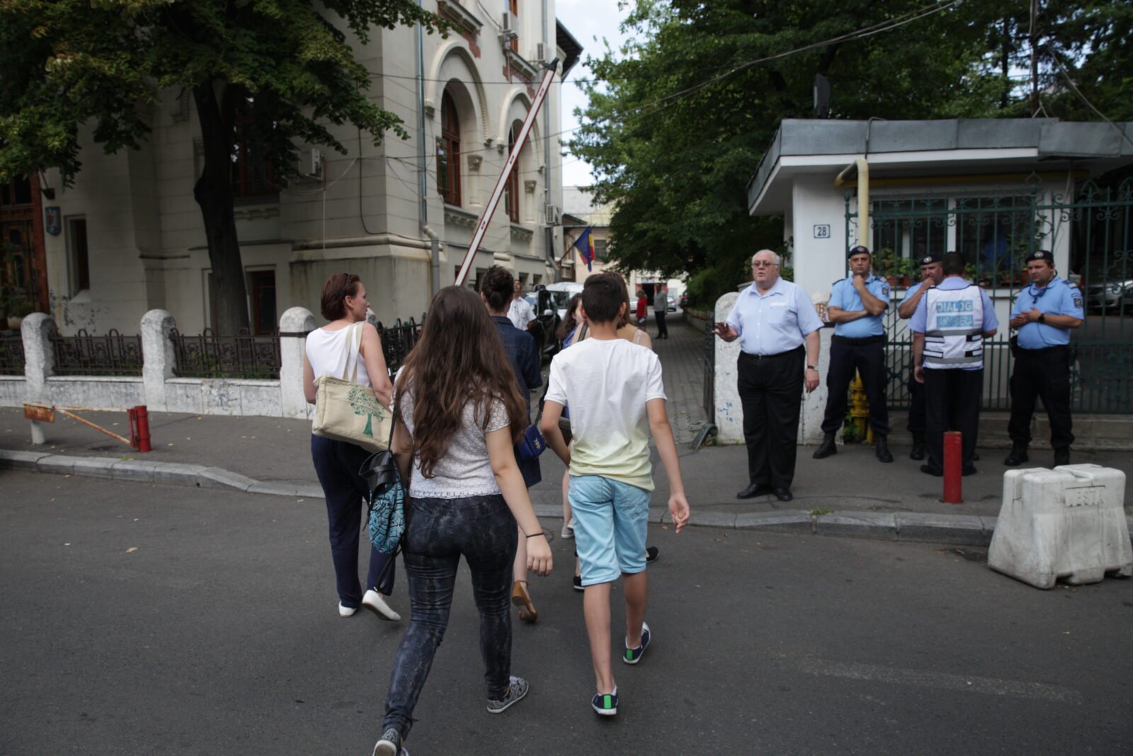 Simularea examenului de Bacalaureat: o experiență necesară, chiar dacă controversată Mulți elevi de clasa a XII-a privesc cu reticență examenele naționale, în special cu aproape o săptămână înaintea bacalaureatului