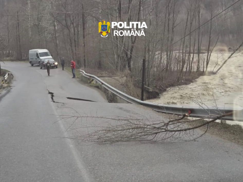 Trafic restricționat pe DJ 205 D în Vrancea, după o alunecare de teren care a afectat carosabilul Circulația rutieră pe DJ 205 D, în zona satului Prahuda din comuna Paltin, este grav afectată după o alunecare de teren produsă în cursul zilei de 30 martie 2026