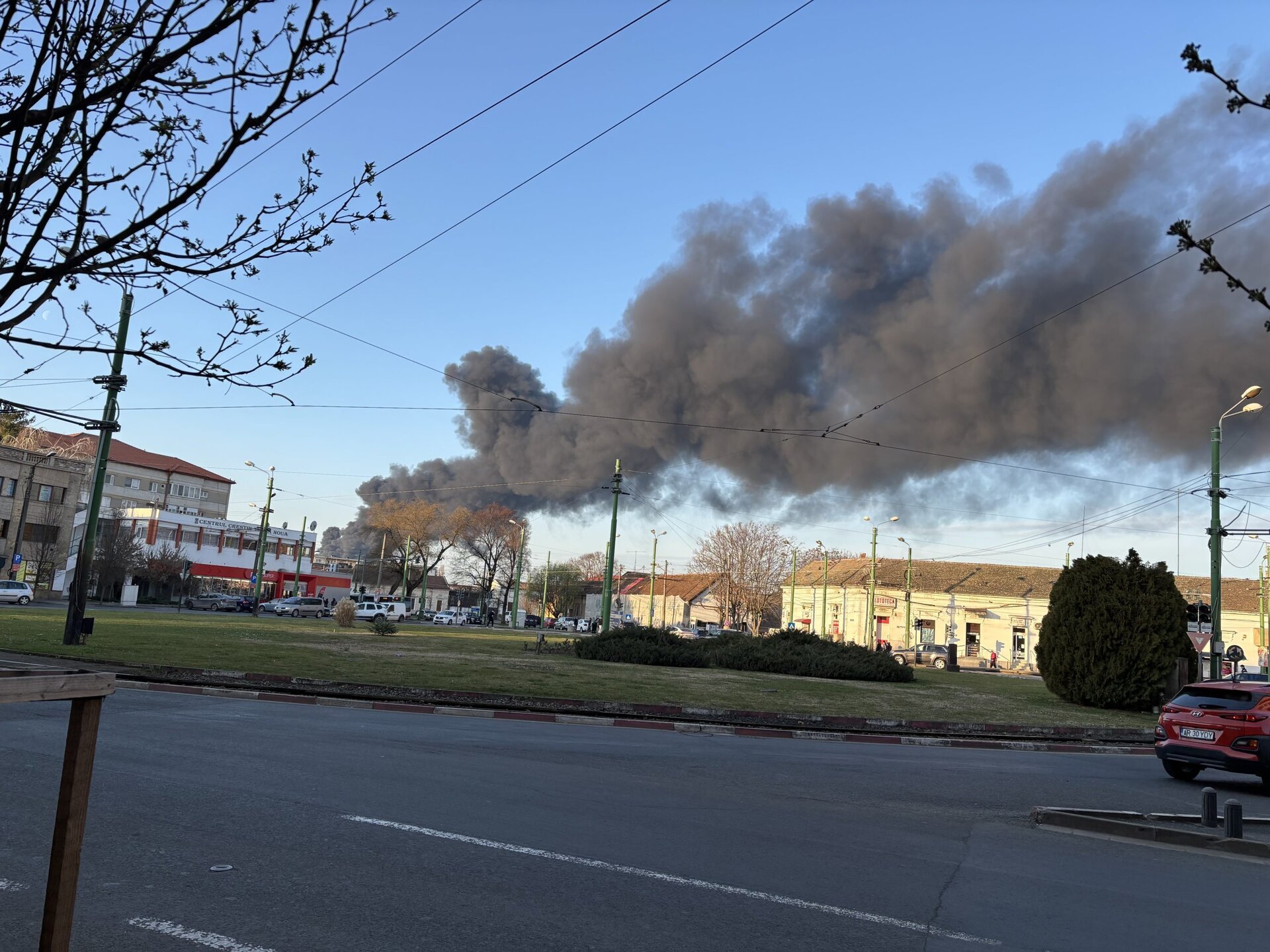 Incendiu uriaș la o societate din Zona Industrială Aradul Nou, localizată pe drumul spre Zădăreni Un incendiu de amploare a izbucnit joi după-amiaza la o societate comercială din Zona Industrială Aradul Nou, pe drumul spre Zădăreni