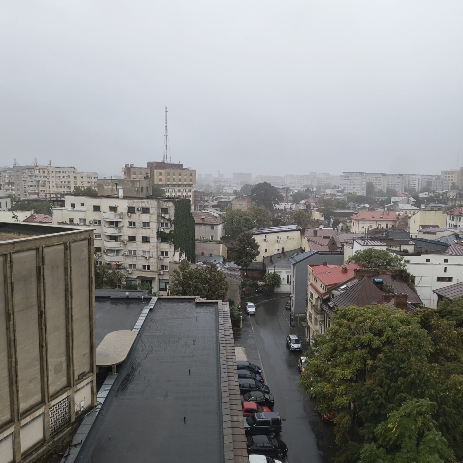 Vremea la București se degradează, cu temperaturi ce vor continua să scadă, însă de miercuri, 25 martie, se anticipează o creștere treptată a valorilor termice, indicând o schimbare temporară de trend