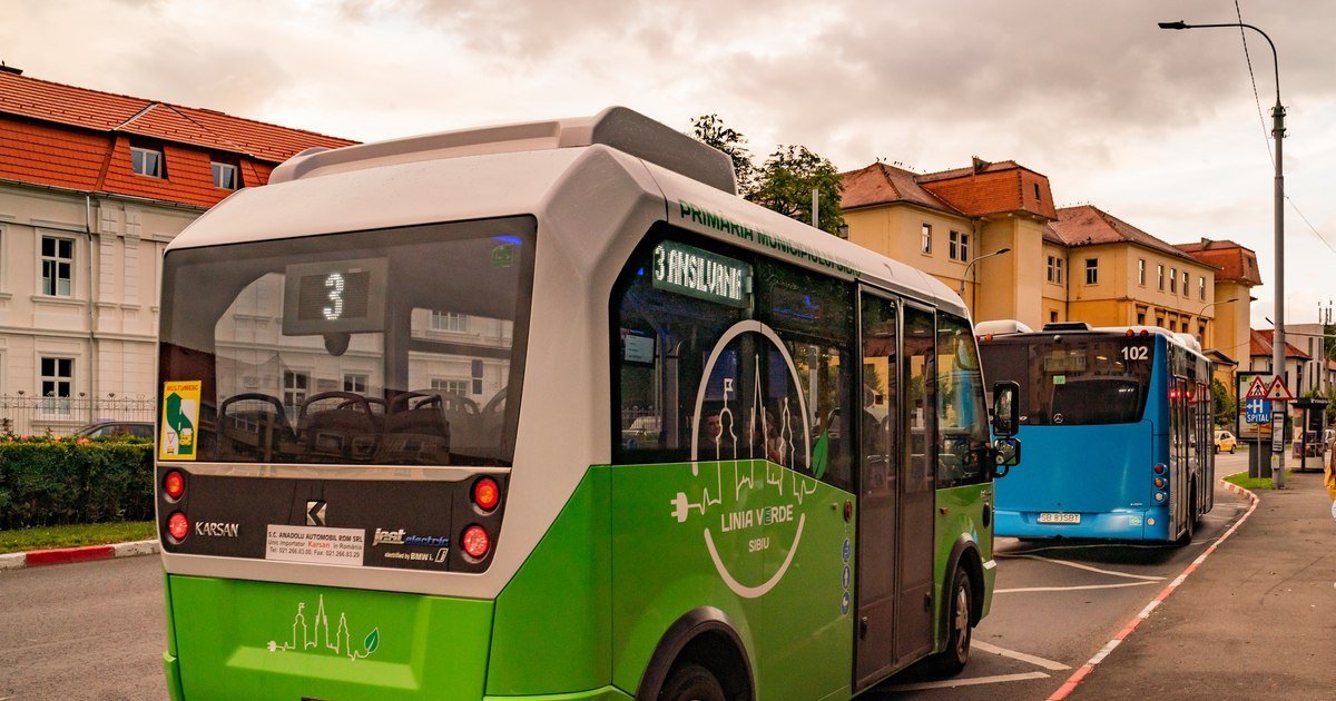 Doi oameni aproape de pragul senectuții au avut parte sângeroasă de o experiență neașteptată în centrul orașului Sibiu, sâmbătă, după ce au fost proiectați dintr-un autobuz în momentul în care acesta părăsea stația