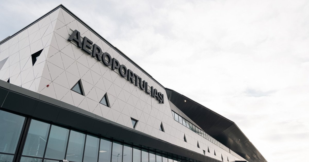 Aeroportul Internațional Iași operază în prezent cu două terminale deschise traficului de pasageri, însă situația ridică semne de întrebare din cauza lipsei autorizațiilor de securitate la incendiu pentru aceste facilități