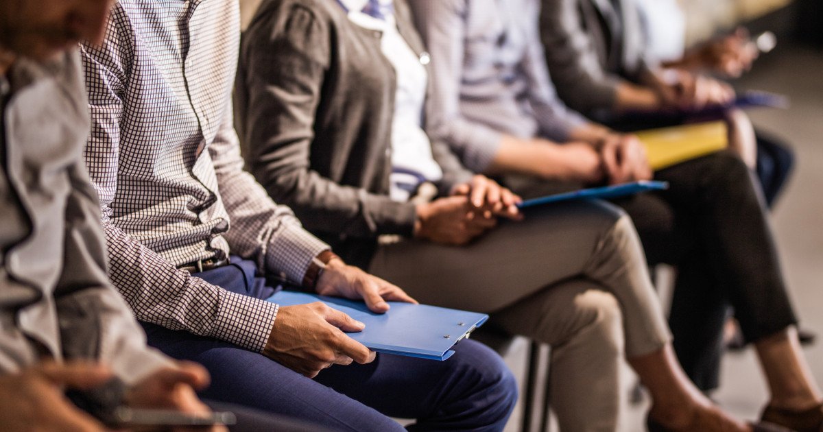 Guvernul a luat joi o decizie importantă pentru piața muncii din România, aprobând o ordonanță de urgență menită să aducă schimbări semnificative în sistemul de asigurări pentru șomaj și să stimuleze angajarea tinerilor și a persoanelor vulnerabile